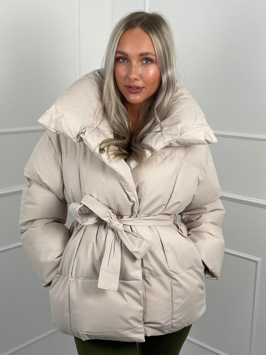 KARLY - Chaqueta corta acolchada con bolsillos laterales