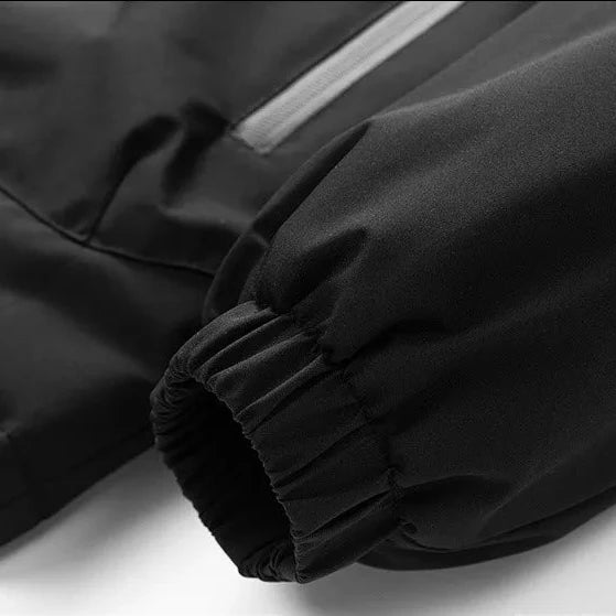 Chaqueta HoodedShield™ – Abrigo con Capucha y Cremallera